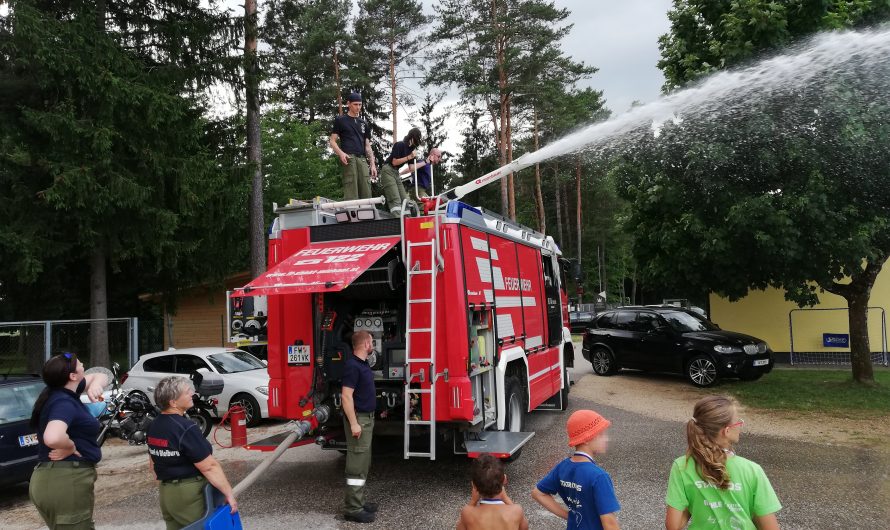 Feuerwehr besucht STAR Kids Camp