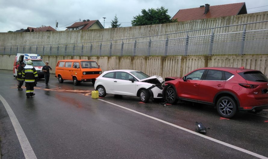 Aufräumarbeiten nach Verkehrsunfall