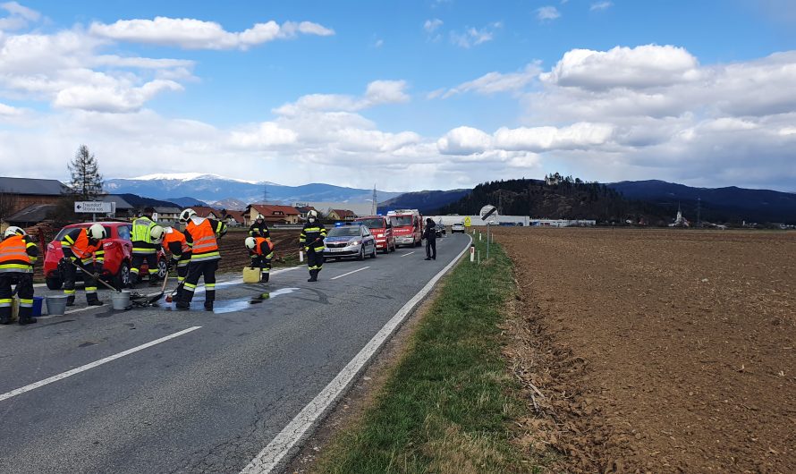 Aufräumarbeiten nach Verkehrsunfall