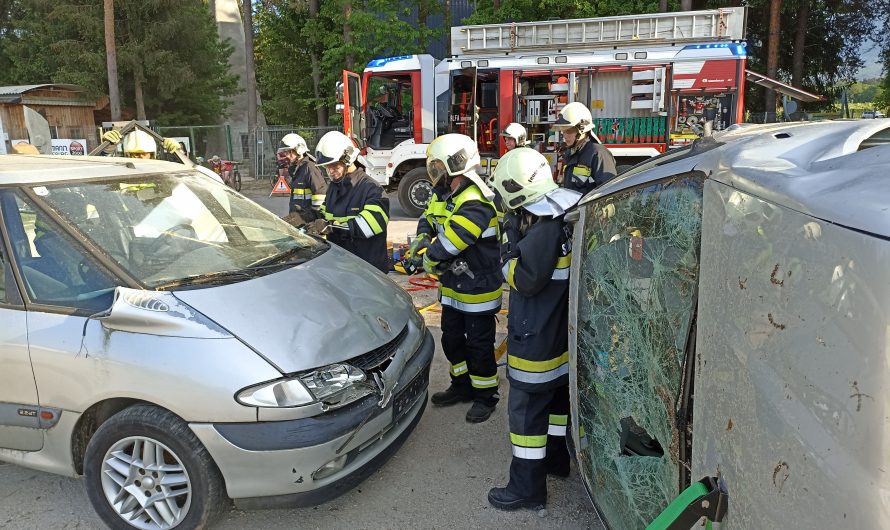 Übung: Technische Menschenrettung mit Pkw-Brand