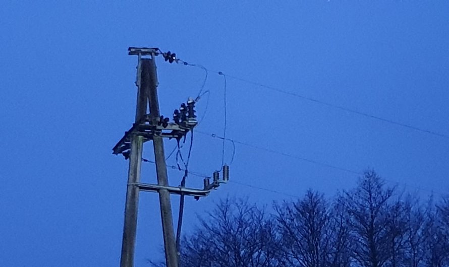 Strommasten geriet in Brand