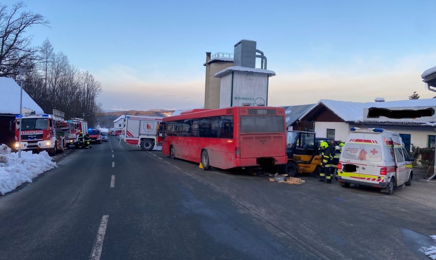 Person unter Linienbus eingeklemmt