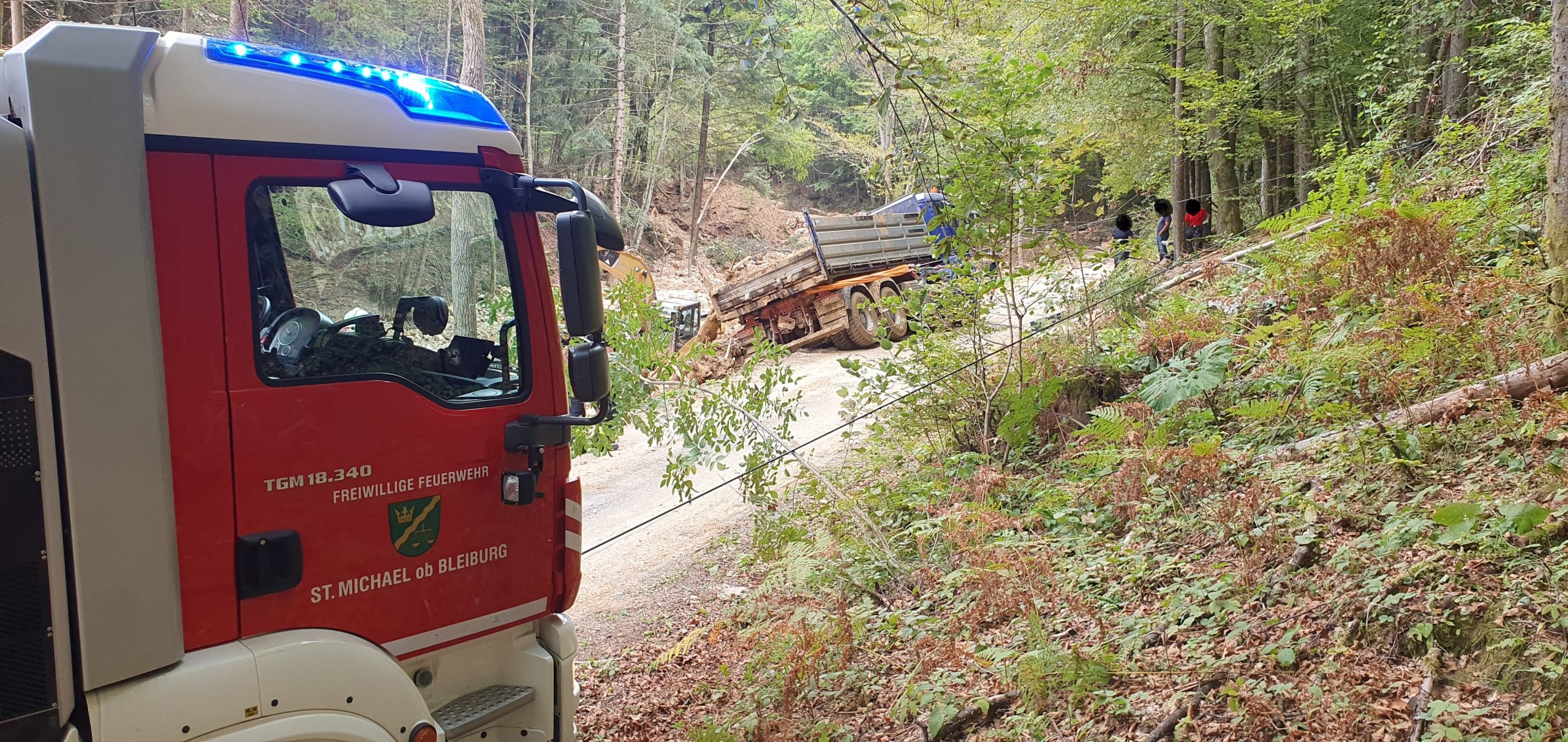 Lkw drohte abzustürzen