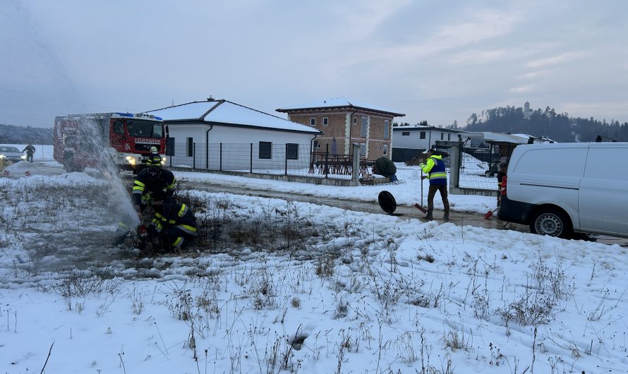 Wasserrohrbruch in Wohnsiedlung
